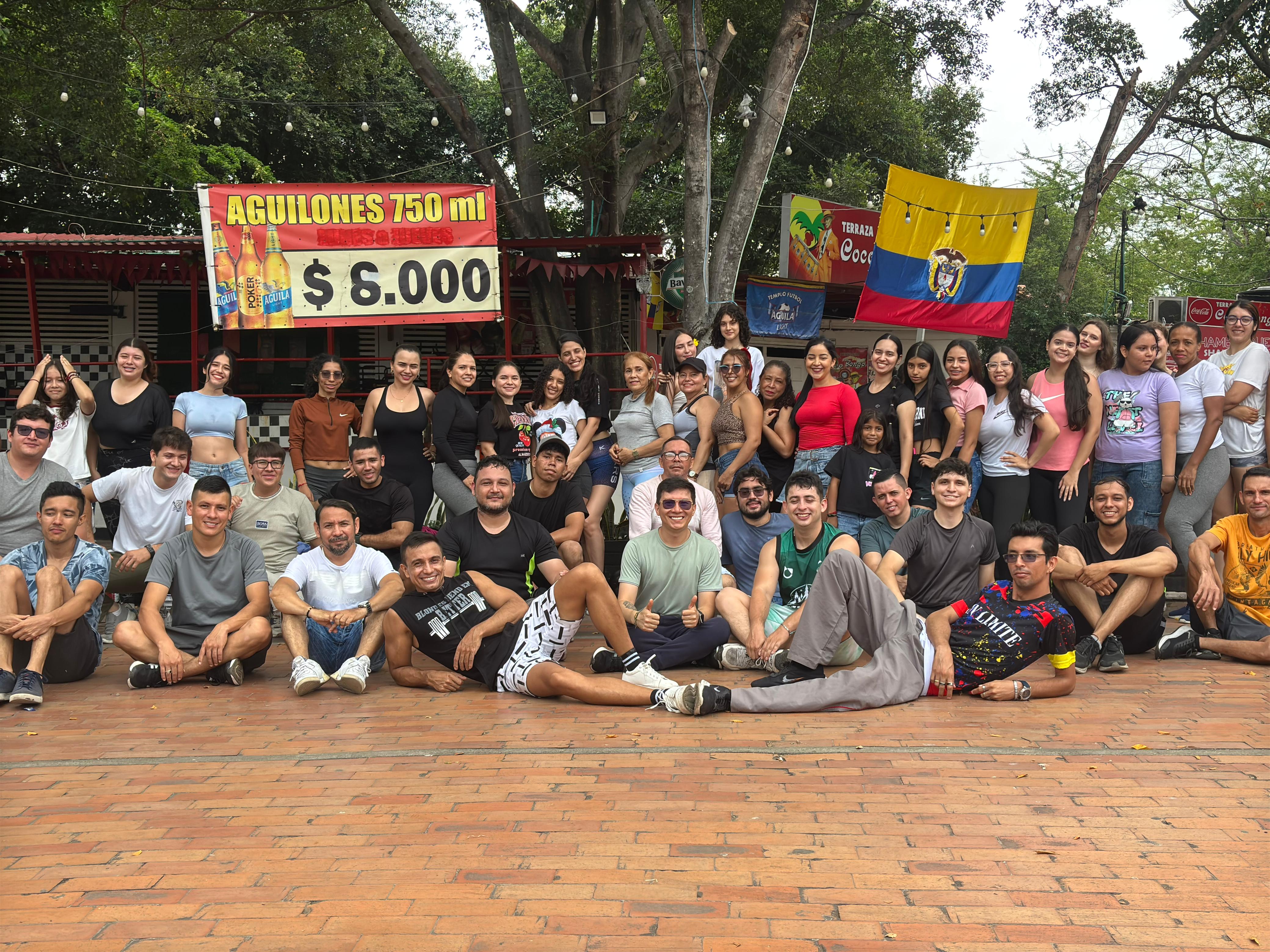 Grupo de baile en la academia